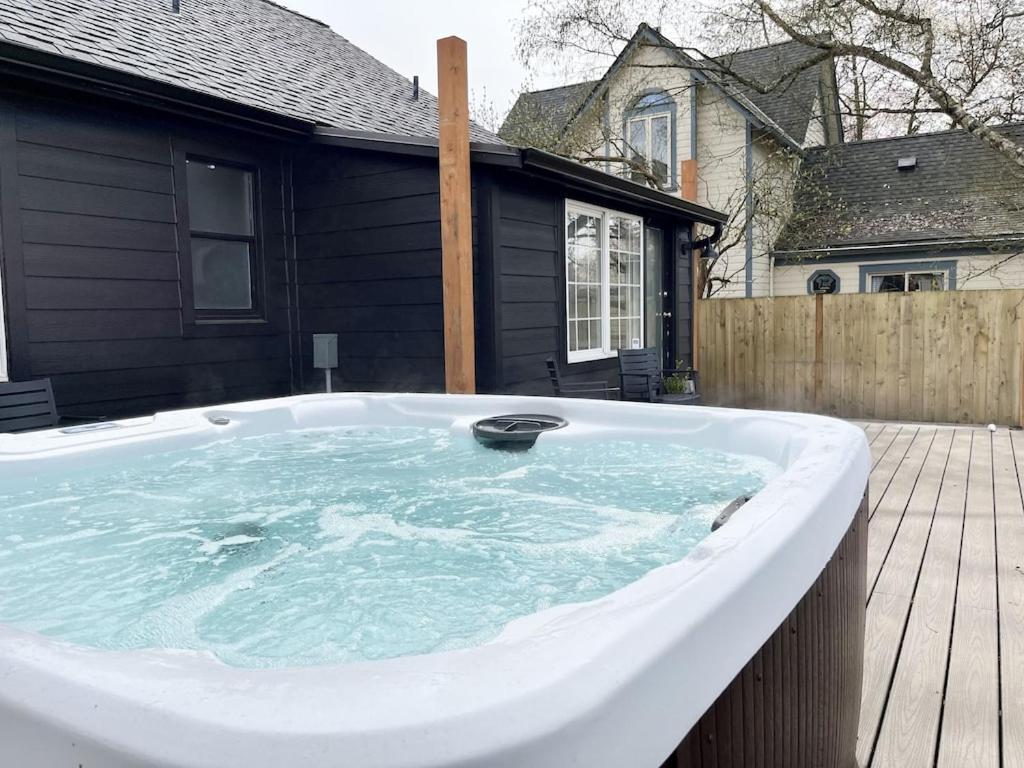 Modern 2 Bedroom Farmhouse Cottage With Hot Tub In Snohomish Exteriér fotografie